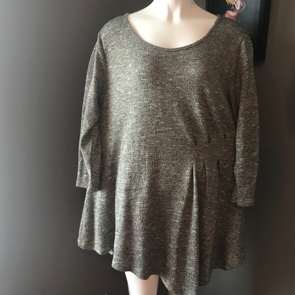 Grey top with some gold metallic thread. Size 18/20. Lane Bryant.